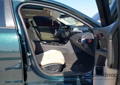 2017 Jaguar Xe 25T Premium из США, поврежденный, VIN SAJAD4BG7HA975094